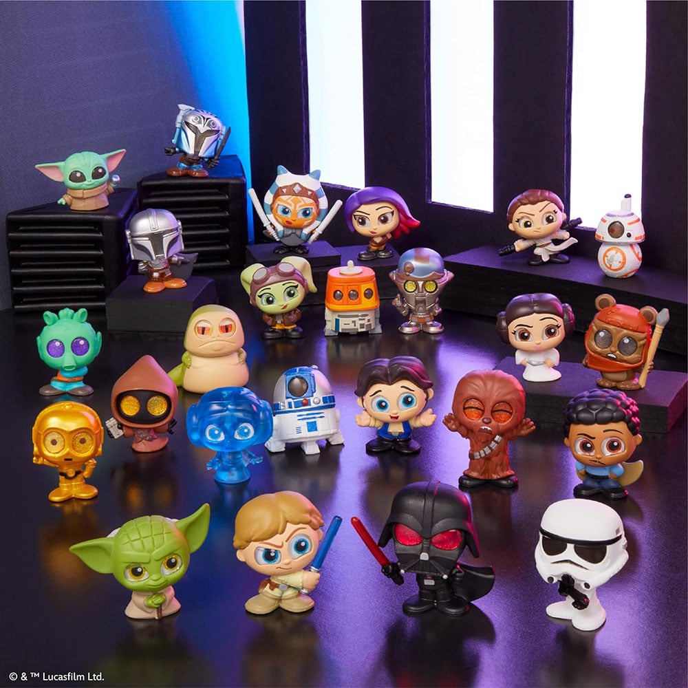 All 25 possible Star Wars Doorables characters from the Galaxy Peek line diplayed on a table